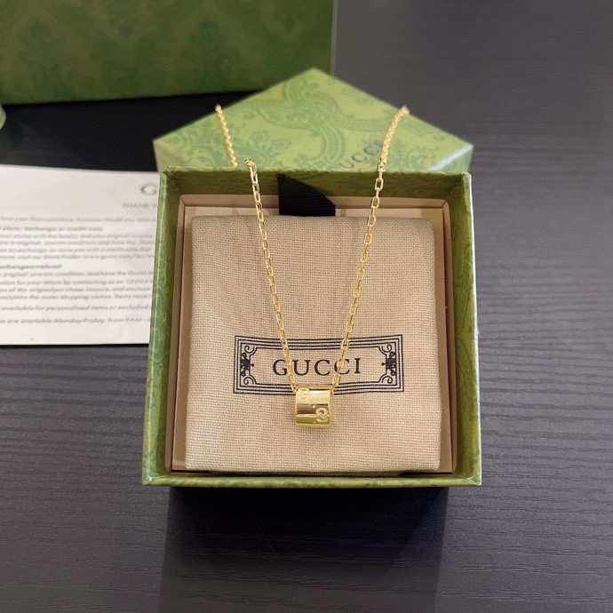 G*u*i necklaces